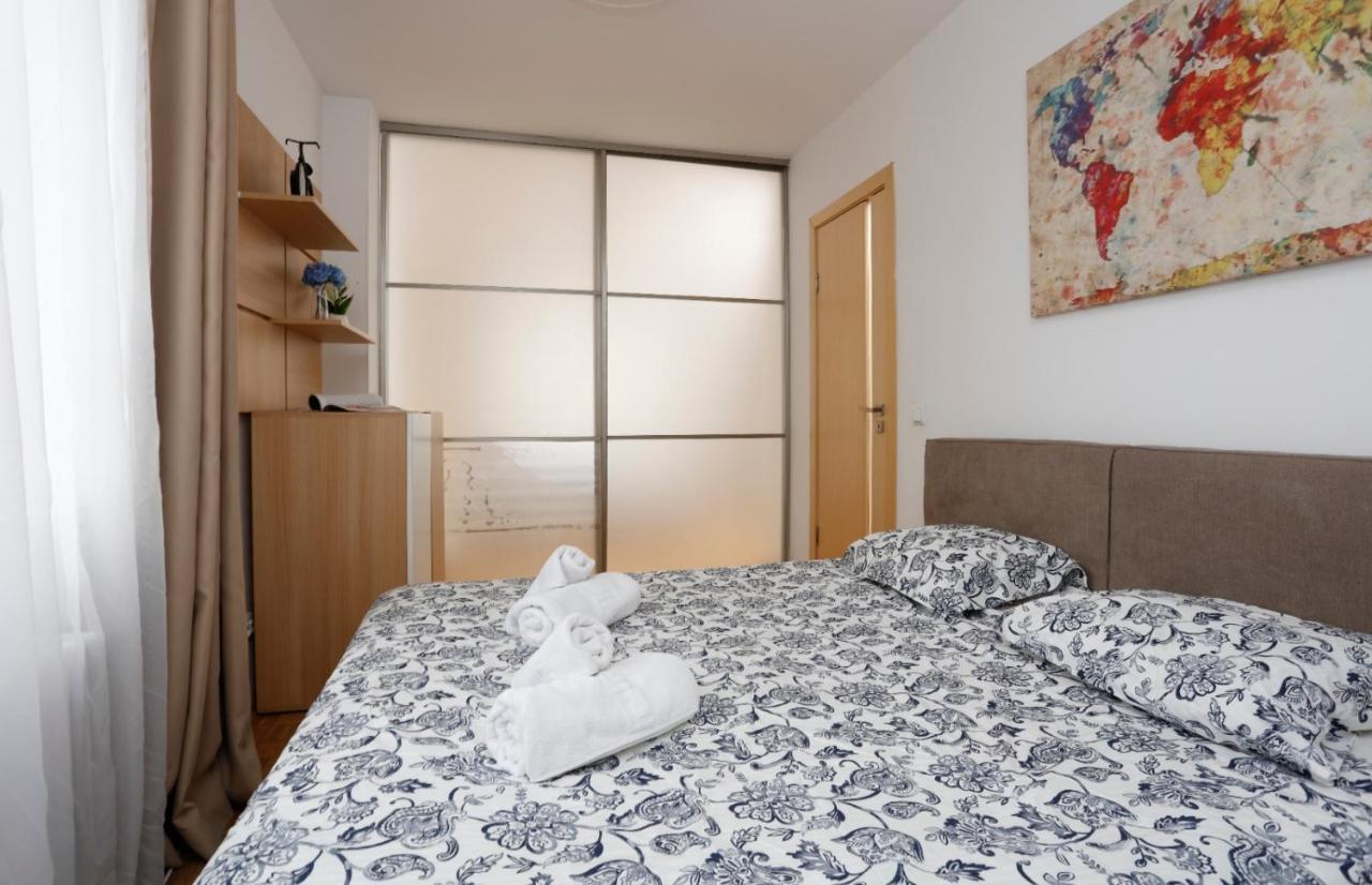 Lovely 2 Bedroom Apartment Near Old Town Bukarest Eksteriør billede